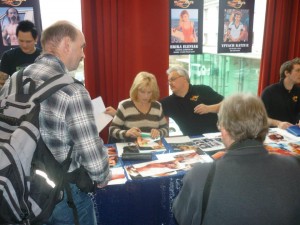 Eleniak beim Autogramme schreiben