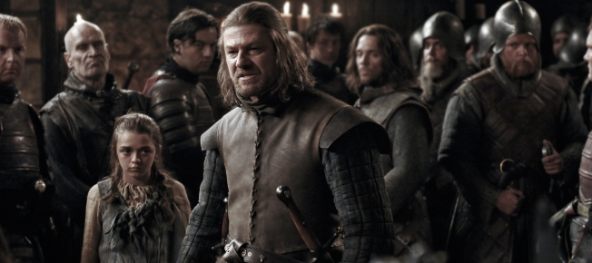 Die veränstigte Arya mit Ned zwischen zahlreichen düsteren Rittern (Quelle: HBO)