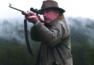 Sam Neill ist bereit zum Abschuss (Bildquelle: Ascot Elite)