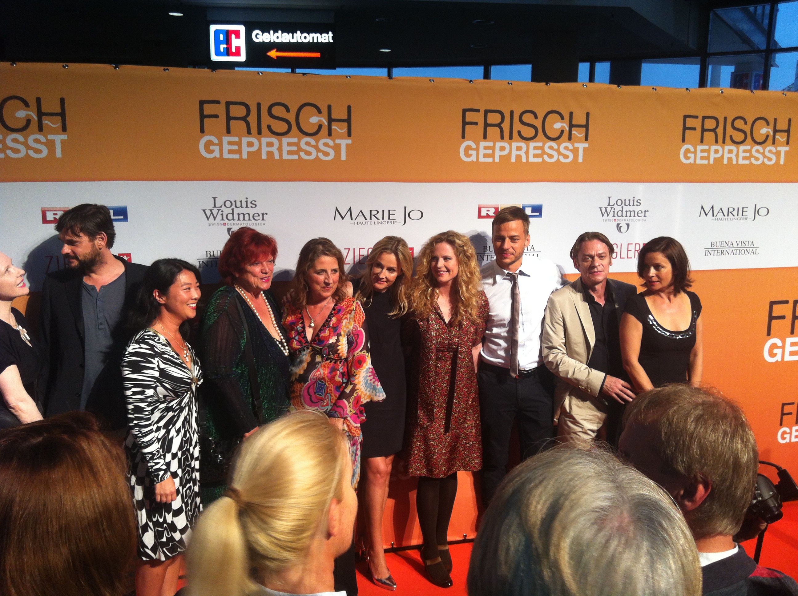 Gruppenfoto vom "Frisch gepresst"- Cast auf dem orangen Teppich (Quelle: Rosanna Preller)