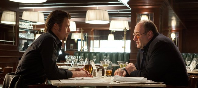 Brad Pitt und James Gandolfini beim Abendessen (Quelle: Universum Film)