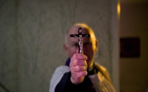 Father Klifton beim Exorzismus (Quelle: Ascot Elite)
