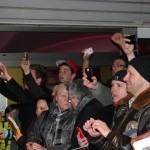 Begeisterte Fans warten auf ihren Liebling