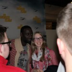 Omar Sy mit einem weiblichen Fan (Quelle: Thomas Trierweiler)