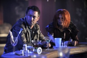 Irisa und Nolan beim Umtrunk (Quelle: Universal Pictures Germany)