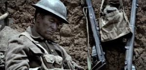 Arthur sitzt nachdenklich im Schützengraben Arthur sitzt nachdenklich im Schützengraben (Quelle: Pandastorm Pictures)