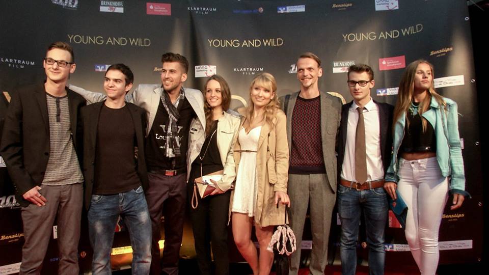 Von links nach rechts: Regisseur Felix Maxim Eller und seine Darsteller Stefan Merten, Michael Bruch, Ina Viehofen, Kathrin Bolle, André Decker, Kim Schütt und Ricarda Dufentester (Quelle: LeinwandreporterTV)