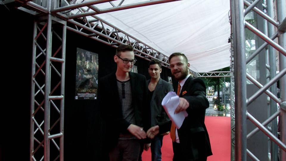 Unser Leiter von LeinwandreporterTV, Philip, begrüsst Nachwuchsregisseur Felix Maxim Eller und Co- Produzenten Jan Scharfenberg auf dem roten Teppich. (Quelle: LeinwandreporterTV)