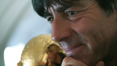 Joachim Löw mit dem Pokal, im Flugzeug auf dem Weg von Rio de Janeiro nach Berlin (© 2014 Constantin Film Verleih GmbH / DFB)