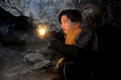 Samuel durchsucht eine Höhle (Quelle: WVG Medien)