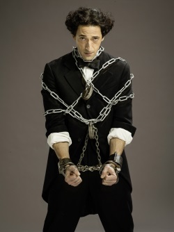 Adrien Brody glänzt als Entfesslungskünstler Houdini (Quelle: StudioCanal)