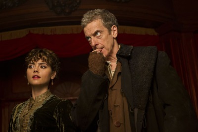 In der Vergangenheit müssen Clara und der neue Doctor ihren ersten Fall bestehen (Quelle: Polyband Medien)