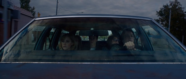 Die Jugendlichen aus "It Follows" müssen gegen einen Fluch bestehen (© Weltkino)