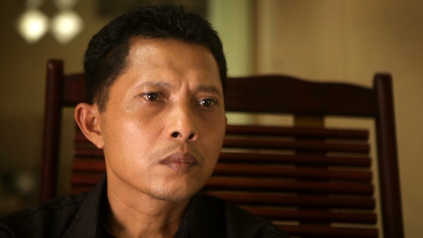 Der Optiker sucht in "The Look of Silence" die Mörder seines Bruders (© Koch Media)