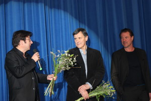 Produzent Olli Barbé richtet ein paar Worte an Cluzaud und Koch (© Thomas Trierweiler)