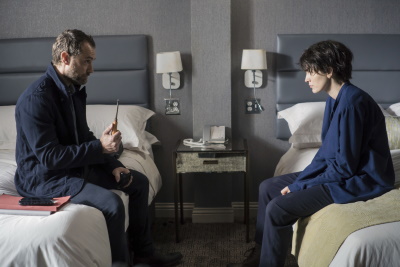 Iain nimmt die verzweifelte Frau unter seine Fittiche (© 2020 Leonine Distribution)