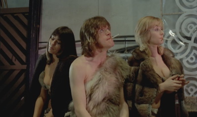 Das Theaterstück rückt schnell in den Hintergrund (© 1972 Peter Walker [Heritage] Ltd. All Rights Reserved.)