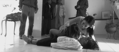 Sara muss der Familie helfen (© 2013 Miss Zombie Film Partners. All Rights Reserved.)