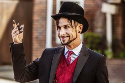 Julian Slink hält sich für ein verkanntes Genie (© 2016 Syfy Media, LLC)