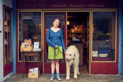 Luise und Hund Alaska vor der Buchhandlung (© StudioCanal)