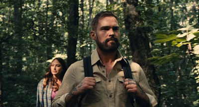 Chase (Seann William Scott) und Macy (Fabianne Therese) auf romantischer Wanderung durch Dollys Revier. (© Dolly in the Woods LLC 2025)