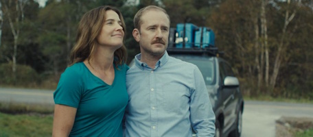 Die Ehe von Rachel und Josh wird bald auf eine harte Probe gestellt (© Ascot Elite, 2026)